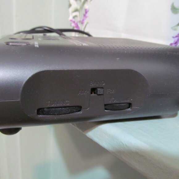 Sony ICF-C218 FM/AM Clock Radio Dream Machine w/ Auto Time Set Tested & Working - Picture 6 of 10